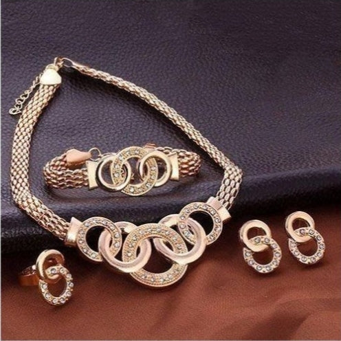 Parure Femme Élégance Dorée – Collier, Bracelet, Boucles & Bague