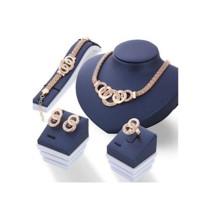 Parure Femme Élégance Dorée – Collier, Bracelet, Boucles & Bague