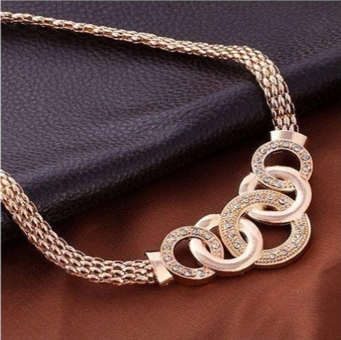 Parure Femme Élégance Dorée – Collier, Bracelet, Boucles & Bague
